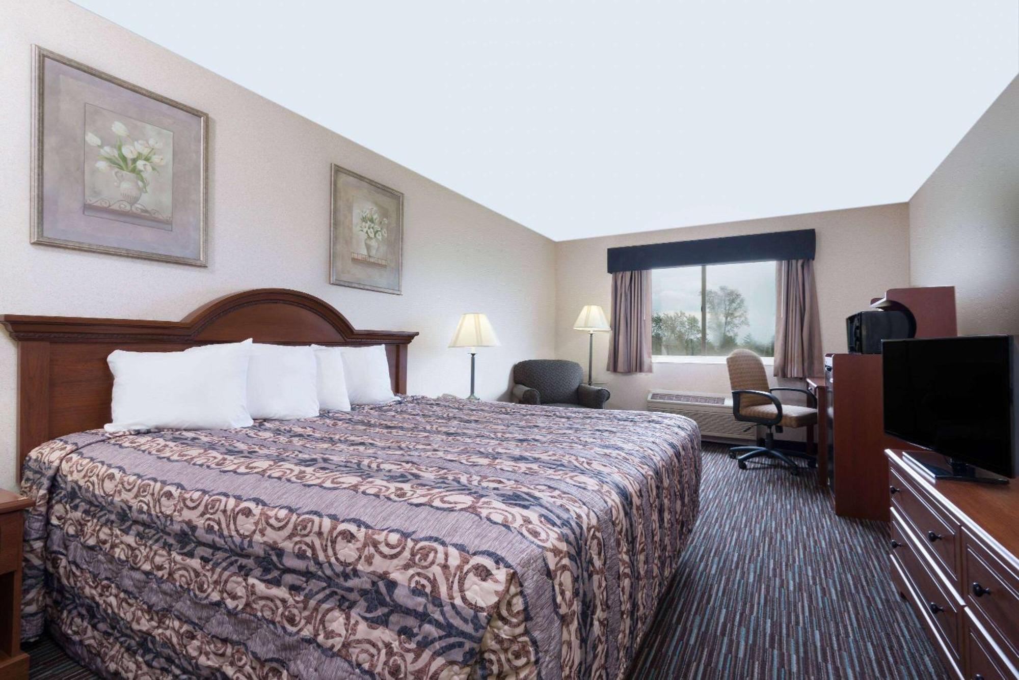 Baymont By Wyndham Columbus/rickenbacker Hotel 3*